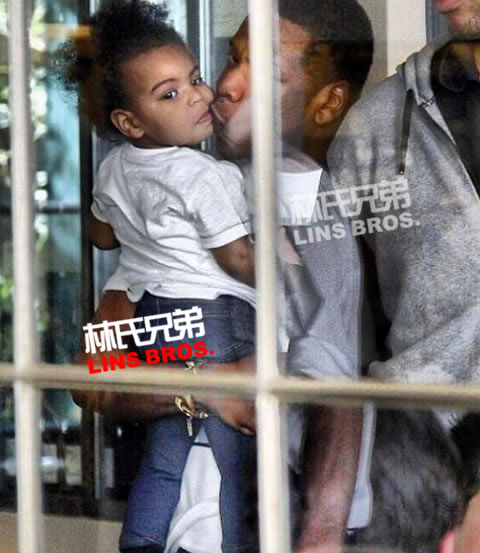 女儿第一次叫爸爸..Jay Z崩溃了.. 20多张照片显示Hov和女儿有多么亲密 (22张照片)