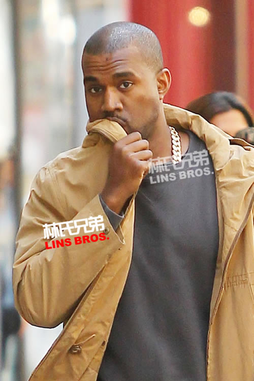 不再低头向前看!! Kanye West带着额头伤疤在纽约大街行走...(3张照片)