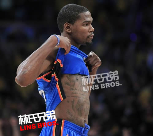NBA巨星杜兰特在背部增添纹身，将充满整个背部 (3张照片)