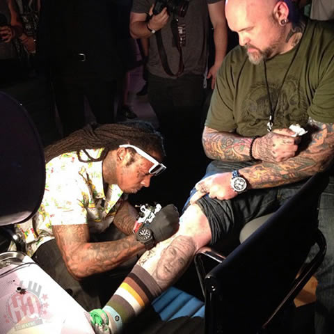 Lil Wayne兼职纹身师，摘下墨镜认真为纹身艺术家和滑板明星纹身 (9张照片)