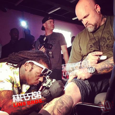 Lil Wayne兼职纹身师，摘下墨镜认真为纹身艺术家和滑板明星纹身 (9张照片)