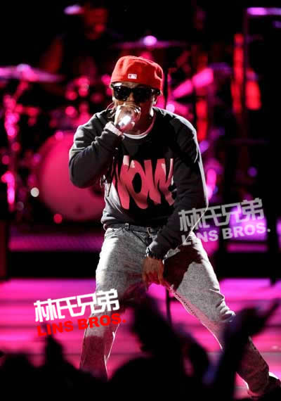Lil Wayne在新的癫痫后，开口向歌迷讲话...(图片)