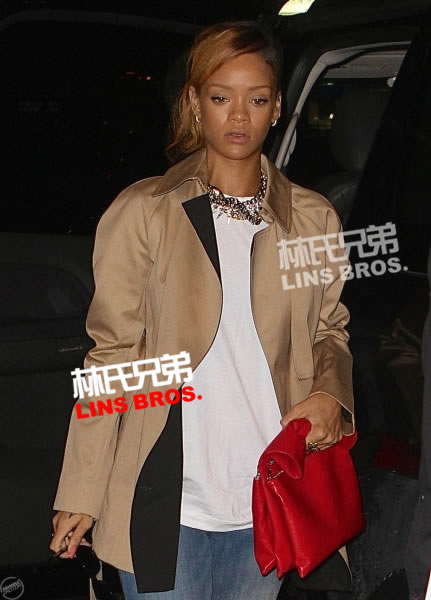 Rihanna面无表情出现在纽约..与歌迷拍照神情凝重 (15张照片)