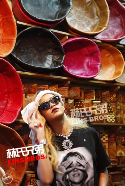 几天来一直包着头巾.. 单身Rihanna在非洲摩洛哥买东西.. (11张照片)