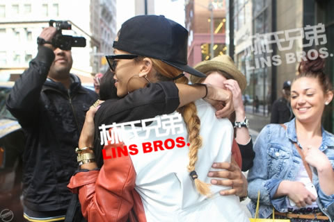 Rihanna很热情友好..出酒店与特地来纽约的英国歌迷拥抱 (12张照片)