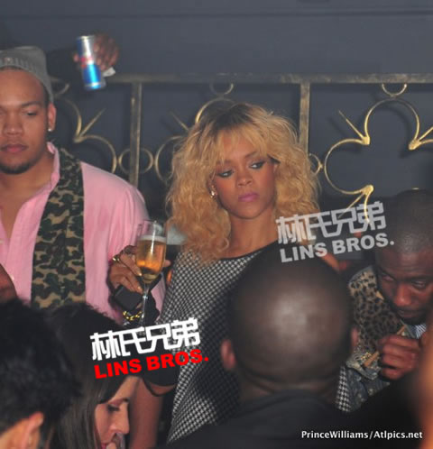 Rihanna爱上喝酒..爱上瓶子和杯子 (25张照片可以证明)