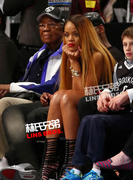 表情严肃..Rihanna观看芝加哥公牛队Vs布鲁克林网队NBA季后赛 (10张照片)