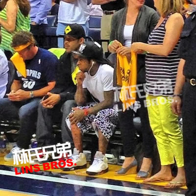 Lil Wayne 观看NBA季后赛灰熊Vs.雷霆队比赛..支持灰熊 (4张照片)