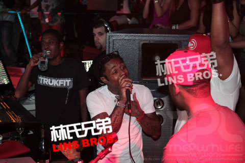 都是美女..Lil Wayne和兄弟Meek Mill, Rick Ross等在STORY夜店Party (Pt.1/26张照片)