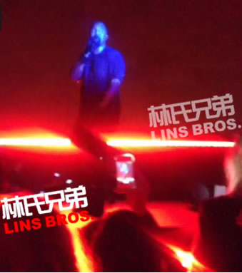 Kanye West在2013 MET Gala上表演新单曲I Am A God..过程感动卡戴珊 (视频/3张照片)