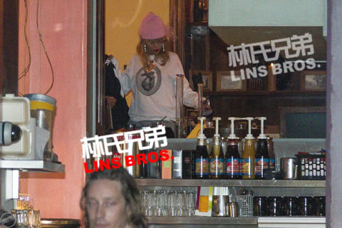 Badgalriri Rihanna手上拿着花花公子出现在荷兰阿姆斯特丹 (14张照片)