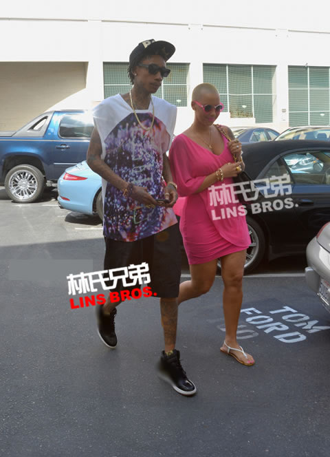 父亲Wiz Khalifa和母亲Amber Rose外出购物..开着蓝色保时捷911 Carrera S (6张照片)