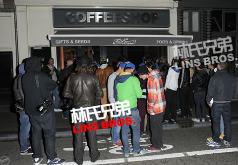 Badgalriri Rihanna手上拿着花花公子出现在荷兰阿姆斯特丹 (14张照片)