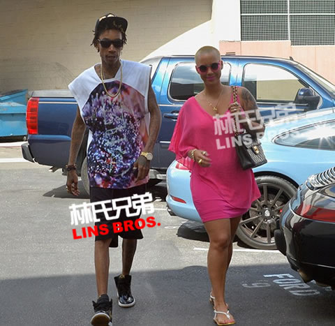 父亲Wiz Khalifa和母亲Amber Rose外出购物..开着蓝色保时捷911 Carrera S (6张照片)
