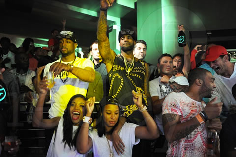 詹姆斯, 韦德, 波什等热火队总冠军球员与Drake在迈阿密夜店庆祝 (Pt.2/32张照片)