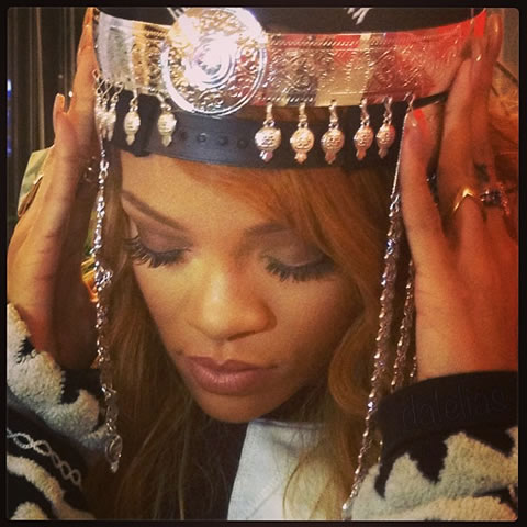 漂亮的礼物..Rihanna给歌迷幸运机会..歌迷回馈她漂亮的礼物 (22张照片)