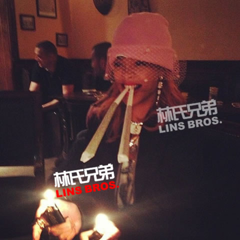 巨无霸! Rihanna嘴上叼上两支巨型大麻烟..手上举起两把火准备 (2张照片)