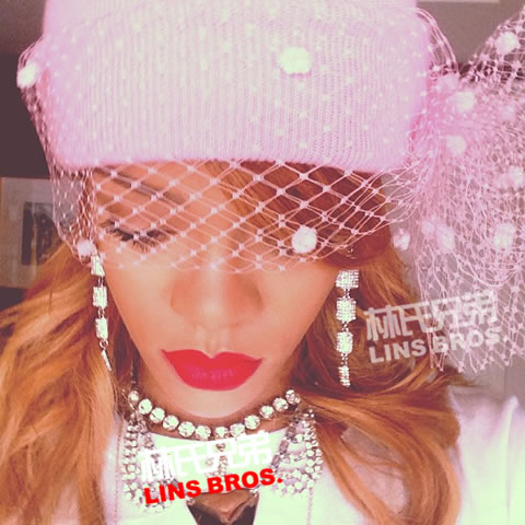 Badgalriri Rihanna手上拿着花花公子出现在荷兰阿姆斯特丹 (14张照片)