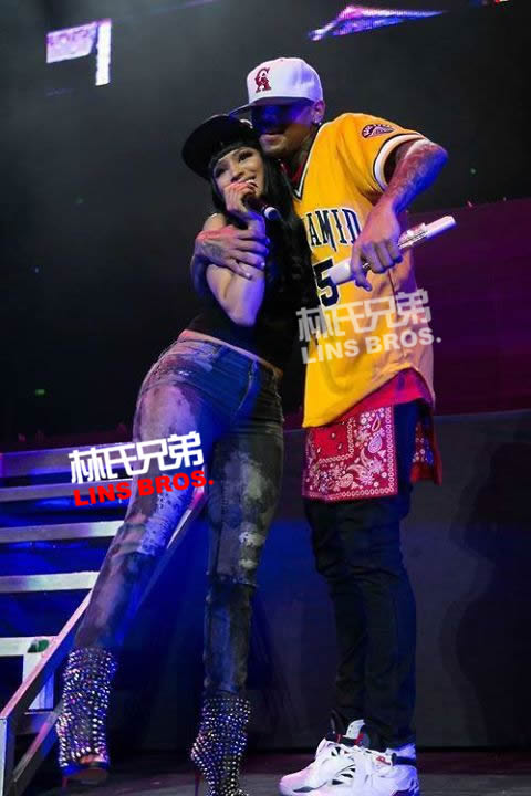 Chris Brown 在PowerHouse带出Nicki Minaj表演Take It to the Head (视频)