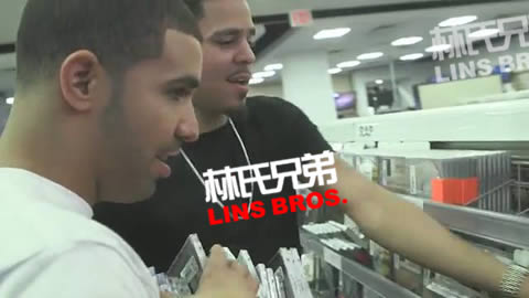 两位新的巨星Drake和好兄弟J. Cole给零售商制造“麻烦”..做完“坏事”后都笑得合不拢嘴 (视频)