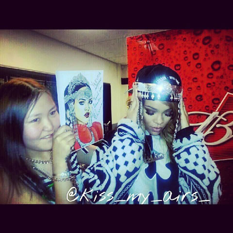 漂亮的礼物..Rihanna给歌迷幸运机会..歌迷回馈她漂亮的礼物 (22张照片)