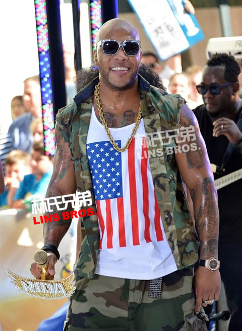 Flo Rida 庆祝迈阿密热火队胜利 手拿东部冠军T恤 (照片)