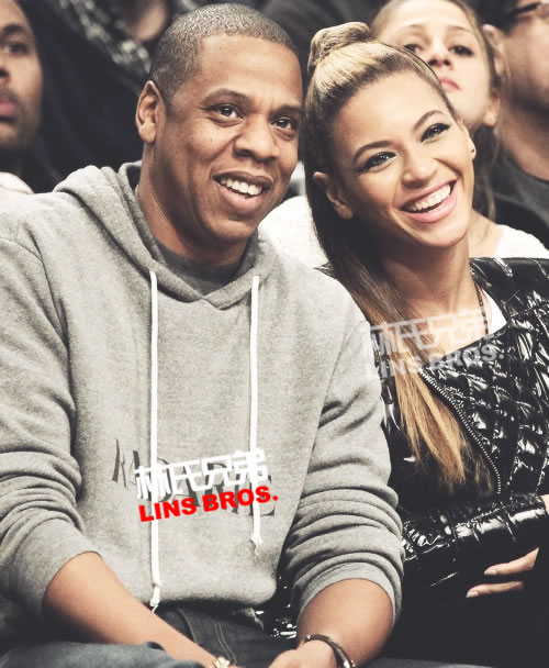 Beyoncé继续证明她没有怀孕..Jay Z爱她把她抱起来在涂鸦的柏林墙前 (8张照片)