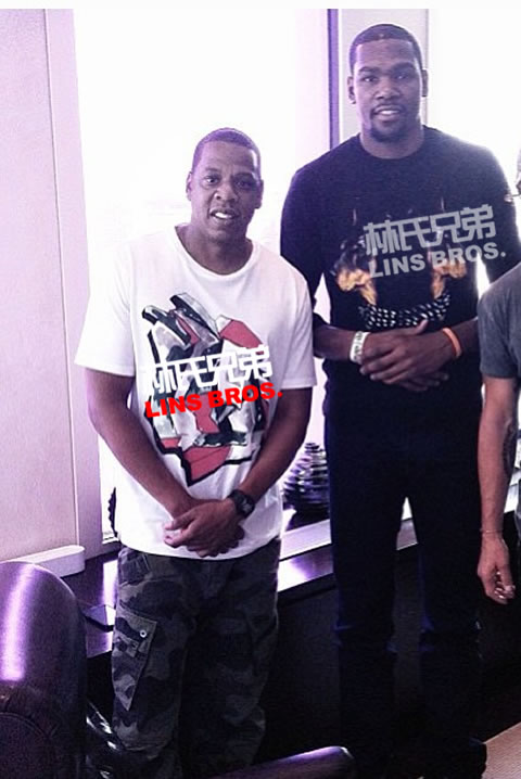 和Jay Z签约了..那么来一张像样的合照..凯文·杜兰特亲自分享和嘻哈大亨照片 (照片)