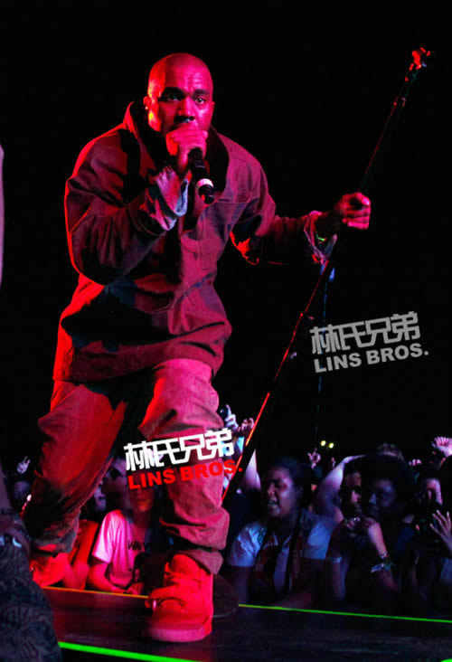 Kanye West在纽约表演多首经典歌曲和新歌I Am A God, Black Skinhead (15个视频片段)