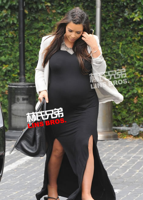 宣布完即将出生的孩子为女孩后..Kanye女友卡戴珊外出与姐姐吃午饭 (20张照片)