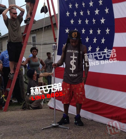 陷入讨伐声! Lil Wayne拍摄God Bless Amerika MV踩美国国旗引起人们不满 (视频)
