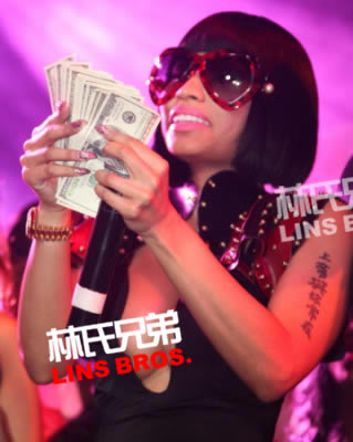 22 张照片：Nicki Minaj 演出, MV杂志拍摄, 采访不小心走光和极限性感身材 (22张照片)