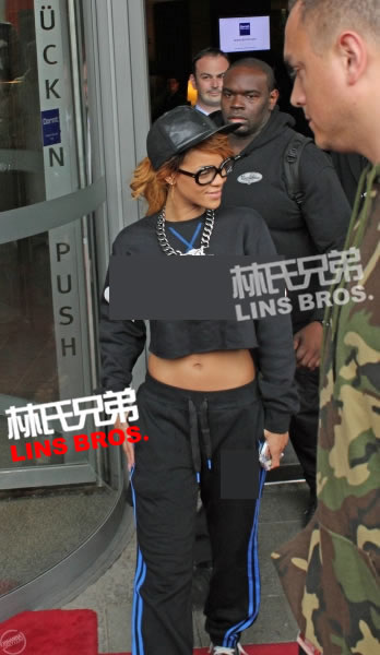Rihanna出现在德国科隆..戴着黑框眼镜 (4张照片)