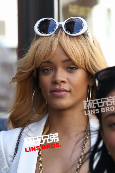 在法国开完演唱会..Rihanna外出于巴黎, 狗仔没有放过她 (25张照片)