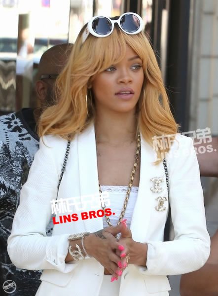 在法国开完演唱会..Rihanna外出于巴黎, 狗仔没有放过她 (25张照片)