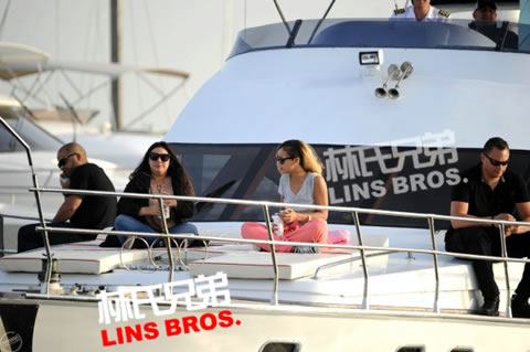 Rihanna在土耳其伊斯坦布尔乘坐豪华交通工具前往酒店..游艇 (13张照片)