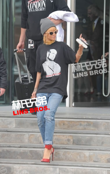 Rihanna离开酒店.. 穿T Shirt，不知道衣服上是什么人物 (15张照片)