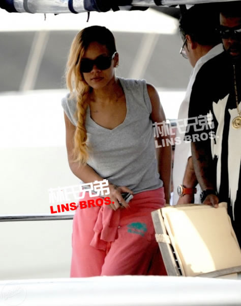 Rihanna在土耳其伊斯坦布尔乘坐豪华交通工具前往酒店..游艇 (13张照片)
