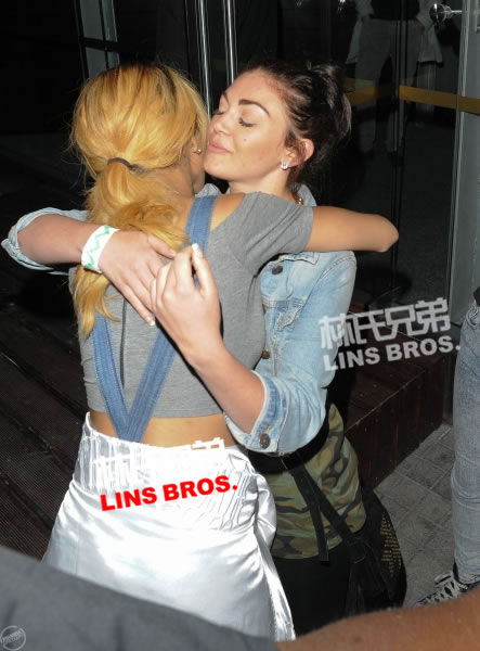 有水平! Rihanna打保龄球..全中后兴奋激动得拍照都变模糊看不清脸 (26张照片)