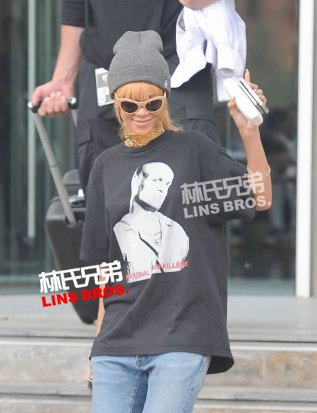 Rihanna离开酒店.. 穿T Shirt，不知道衣服上是什么人物 (15张照片)