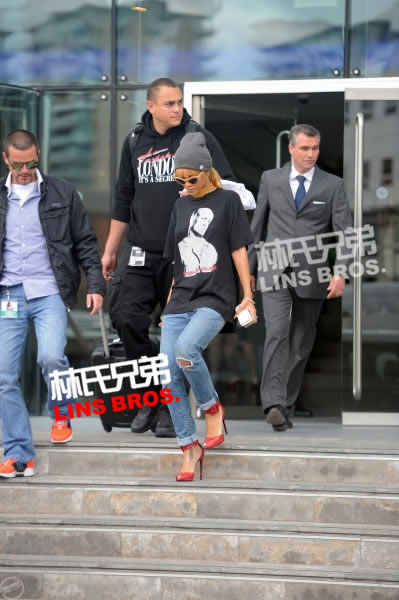 Rihanna离开酒店.. 穿T Shirt，不知道衣服上是什么人物 (15张照片)