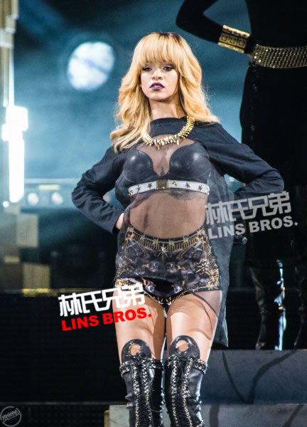 火爆! Rihanna是巴黎的粉丝..巴黎也是她的粉丝..在75,000多人面前演出 (25张照片)