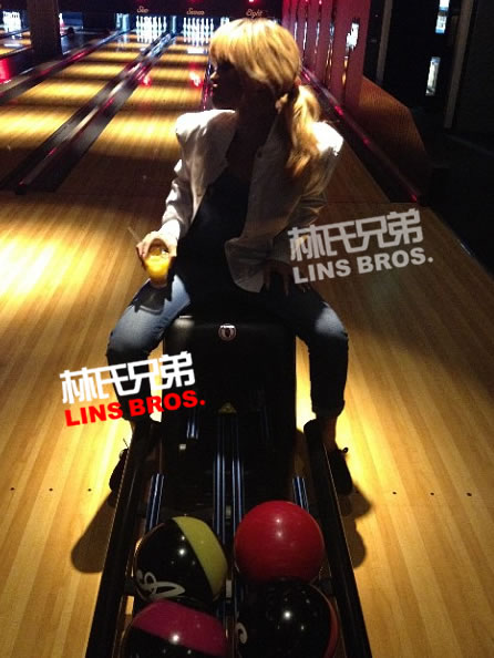 有水平! Rihanna打保龄球..全中后兴奋激动得拍照都变模糊看不清脸 (26张照片)