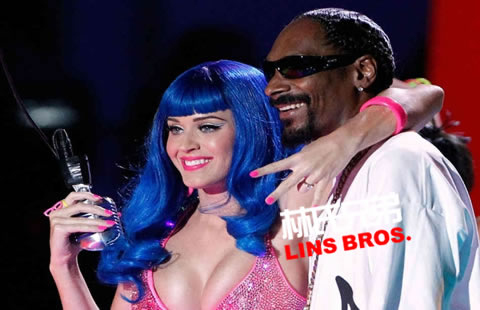 毫无疑问, 黑人女孩喜欢Snoop Dogg 白人女孩也不例外..(25张照片白人女孩喜欢Snoop)
