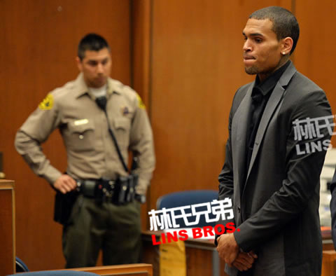 陷入麻烦的Chris Brown出席听证会表情严肃无奈 (8张照片)