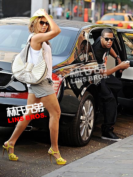 Jay Z和妻子Beyoncé & 女儿Blue Ivy来到多伦多餐厅吃饭 (5张照片)