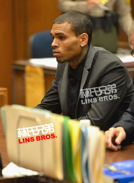 陷入麻烦的Chris Brown出席听证会表情严肃无奈 (8张照片)