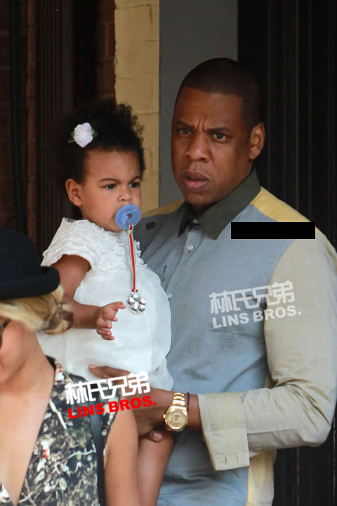 Jay Z和妻子Beyoncé & 女儿Blue Ivy来到多伦多餐厅吃饭 (5张照片)