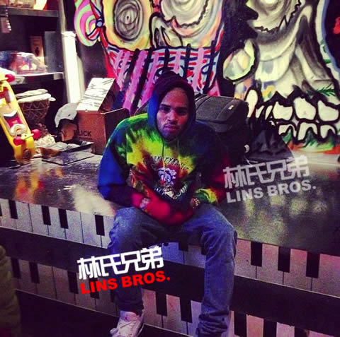 Chris Brown再次回馈社会..身穿Trayvon Martin T恤来到Compton送出鞋子 (6张照片)