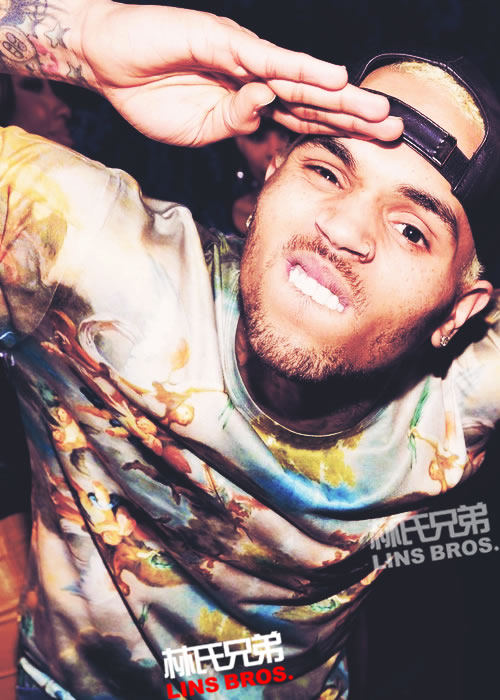 Chris Brown 用自己的手机预览新歌When I Love Ya (视频)